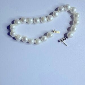This new 14k gold and white pearl bracelet with a lustrous, flawless finish.